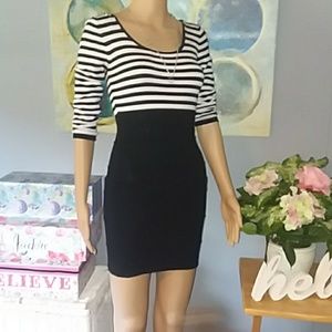 🌞Black & white long-sleeve "xxi" knee high dres🌞